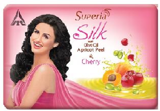 Superia Silk With Olive Oil Apricot Peel & Cherry Device mark 3051948 Trademark